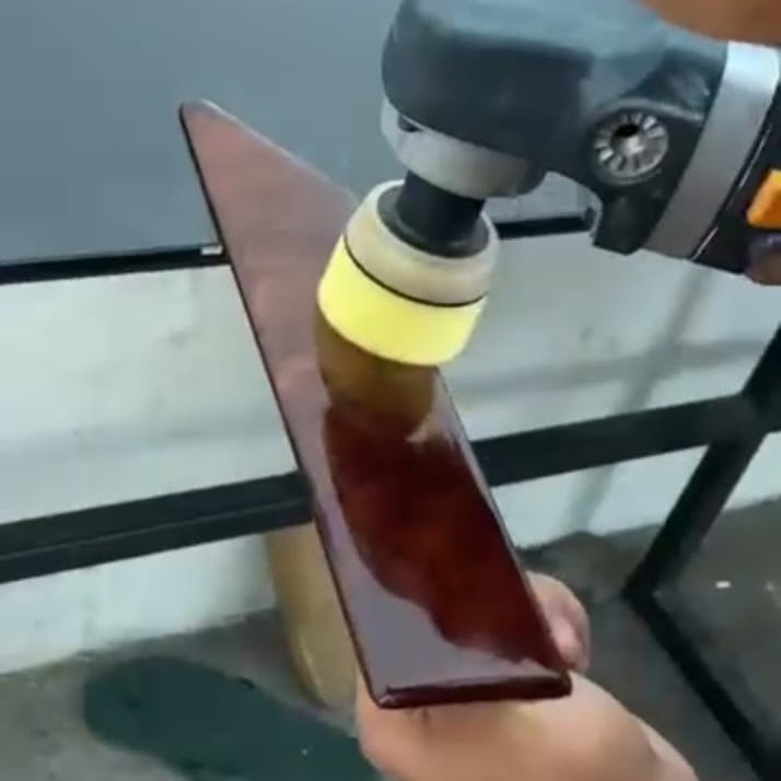Proses pemolesan panel kayu interior dengan tangan